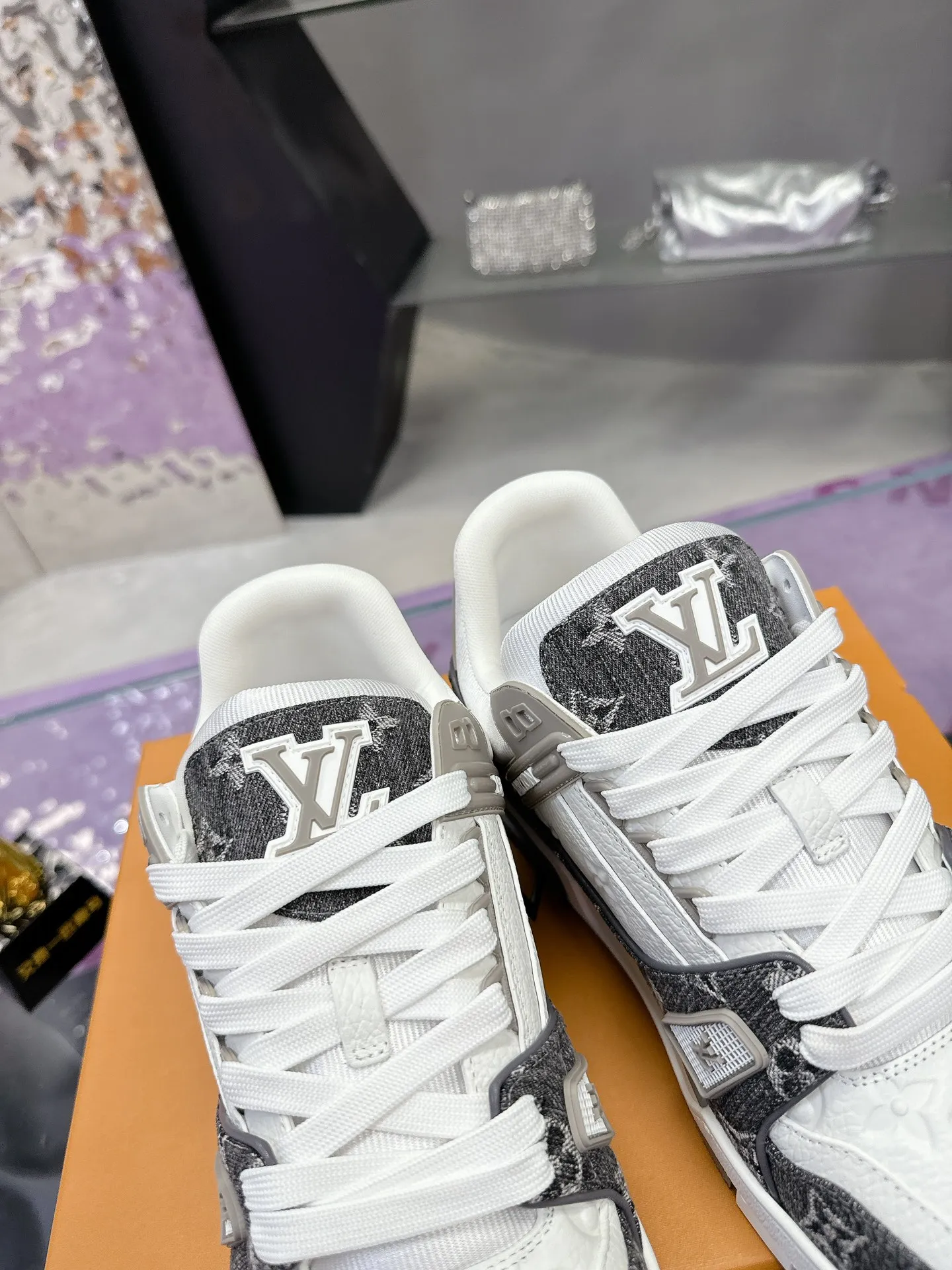 👟👟Ex-factory price 720👟👟 Original development, quality shipments, welcome to compare ❥❥❥❥❥❥LV Trainer Maxi sneakers series LV Trainer Maxi sneakers introduce the loose silhouette of the ready-to-wear series into the LV Trainer sneaker design written by Virgil Abloh, making an eye-catching appearance at the 2024 spring and summer men's wear show. The cow leather upper is combined with rough fabric laces, and colorful beading highlights the brand's classic elements. LV letters mark the tongue and Monogram floral outsole. Mixed materials Made of first-layer cowhide, wrapped in imported custom-printed denim, thick shoelace design, large Monogram print on the side, "lv 54" badges on the tongue and heel, rubber outsole decorated with Monogram flowers, mesh lining and cotton feet, the comfort is as extreme as ever, premium heritage, quality first, worth owning! Size: 35-40 for women, 39-44 for men (45 is custom-made and cannot be returned or exchanged) ♡Full set of packaging with original gift box